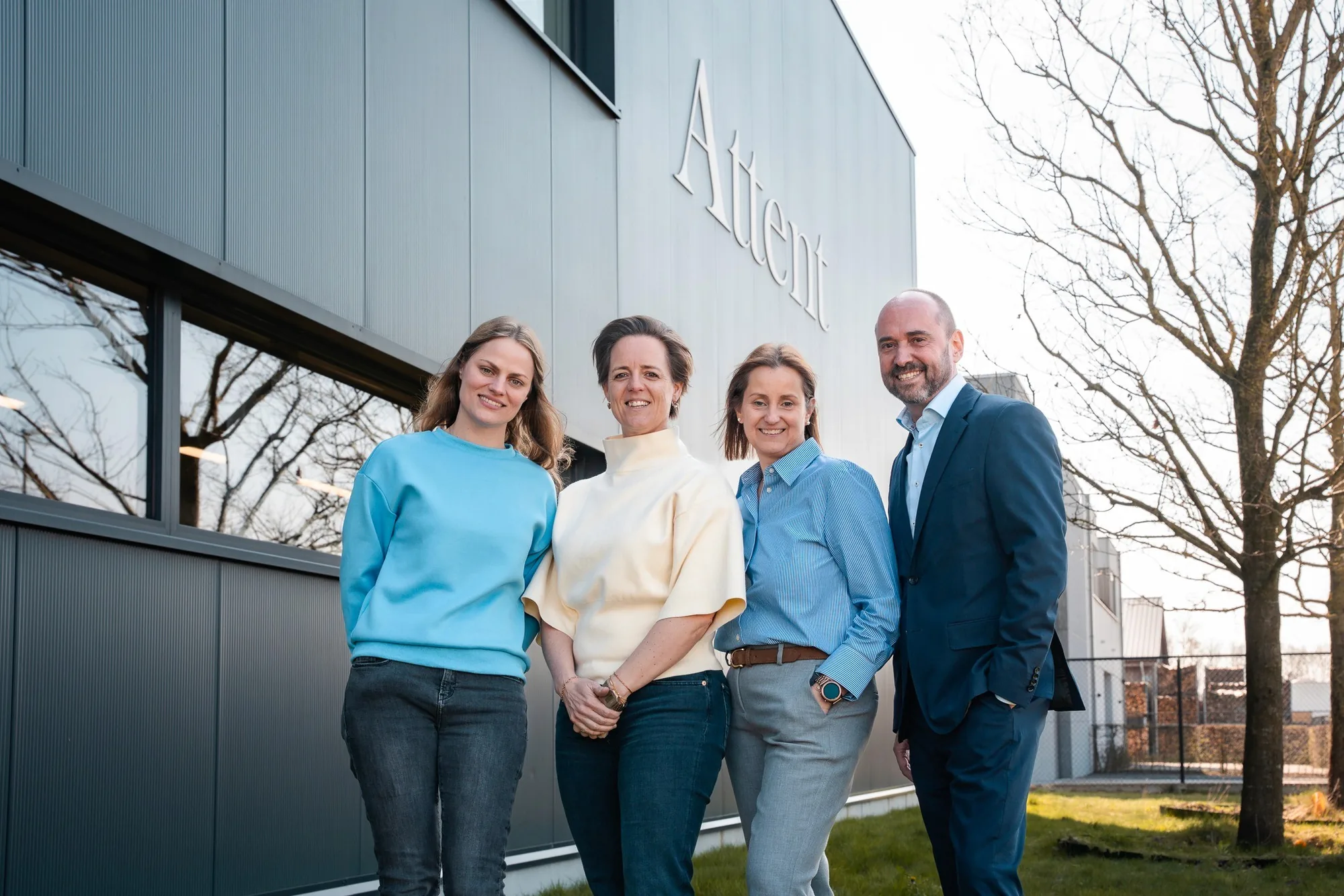 Het team van Attent voor het kantoor in Beernem