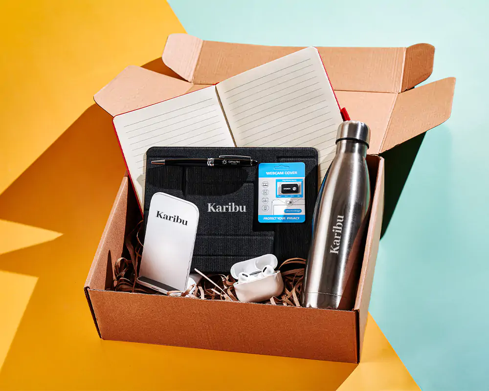 Onboardingbox met drinkfles, oordopjes en notitieboek