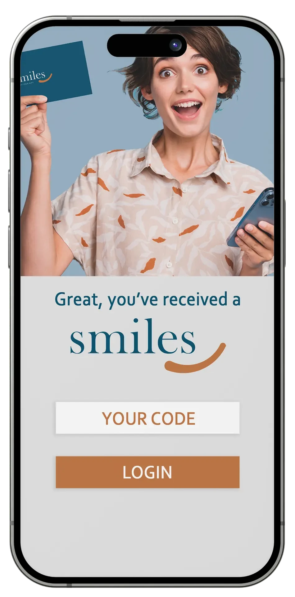 Een smiles op een telefoon: het inlogscherm met een veld voor de persoonlijke code, en daarboven iemand die de kaart met die code in de hand houdt.
