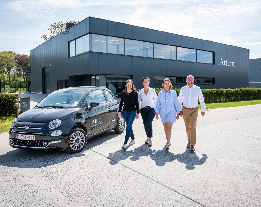 Het team van Attent bij het kantoor in Beernem